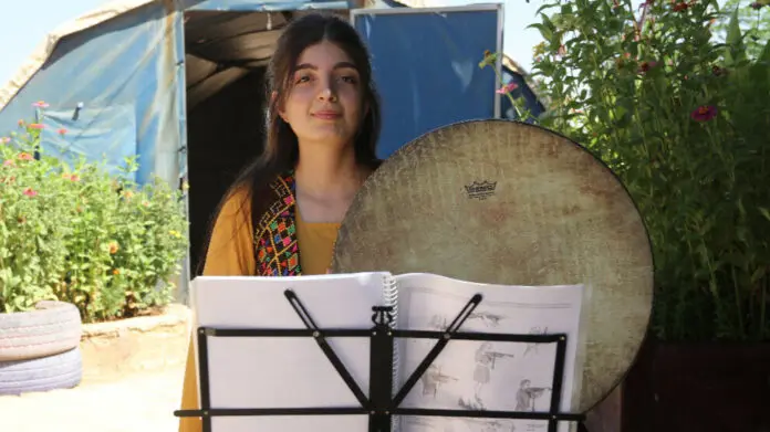 Originaire d'Afrin, réfugiée dans un camp de déplacés à Shehba, la jeune Baryana Sîdo brave toutes les contraintes avec la musique