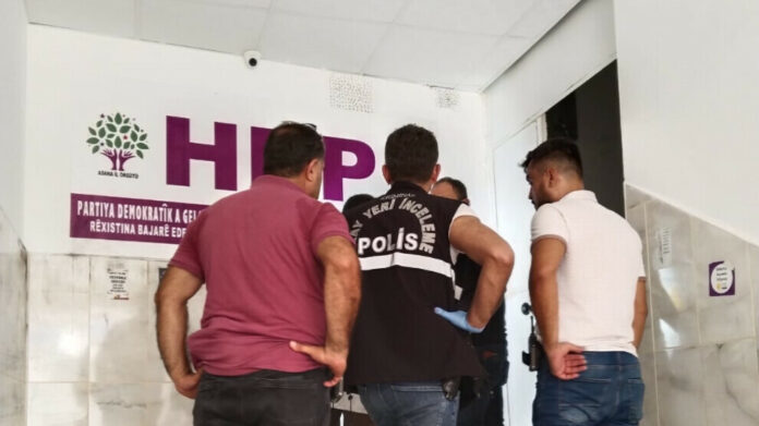 Le siège du HDP à Adana, dans le sud de la Turquie, a été visé ce dimanche par une tentative d'attentat. Une femme est soupçonnée