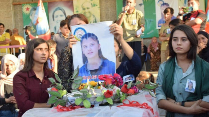 La Commune internationaliste du Rojava a rendu hommage aux cinq jeunes filles tuées par une frappe de drone tuque il y a un an.
