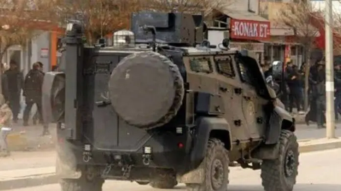 Sirnak: Un enfant de douze ans grièvement blessé par un véhicule blindé À Sirnak, un garçon de douze ans a été grièvement blessé après avoir été percuté par un véhicule blindé de la police turque jeudi