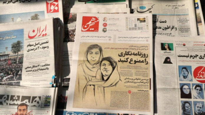 Elnaz Mohammadi et Negin Bagheri, deux journalistes iraniennes, ont été condamnées à trois ans de prison assortis d'une interdiction d'exercer pendant cinq ans.