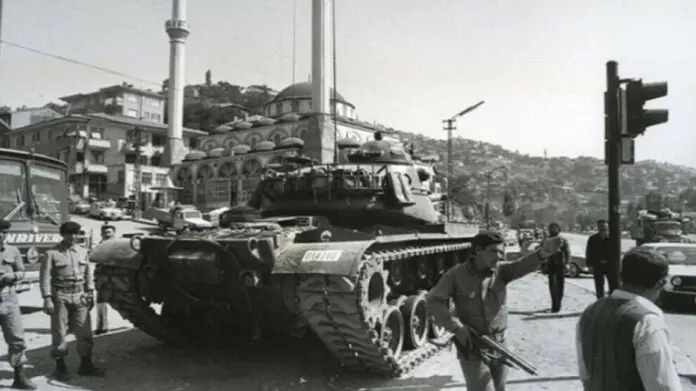 Le 12 septembre 1980 reste gravé dans les annales de l'histoire turque comme l'une des journées les plus sombres. Aujourd'hui, 43 ans plus tard, nous revenons sur cet événement qui s'inscrit dans une série de coups d'État militaires ayant secoué la Turquie au cours des XXe et XXIe siècles.