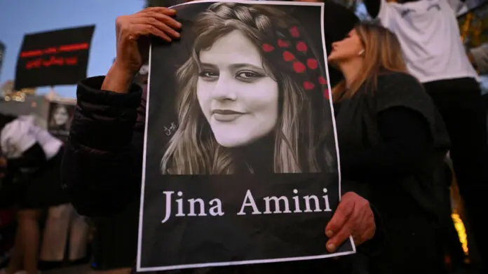 Un an après l'assassinat de la jeune Kurde Jîna Mahsa Amini à Téhéran, des manifestations sont annoncées dans le monde entier