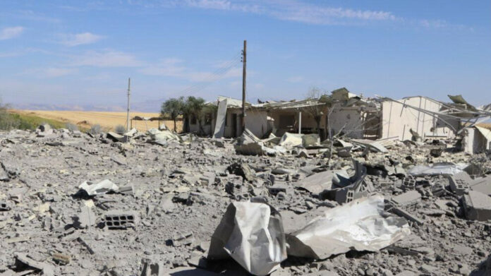 Un hôpital a été complètement détruit par un bombardement turc dans la région de Dêrik, au nord-est de la Syrie.