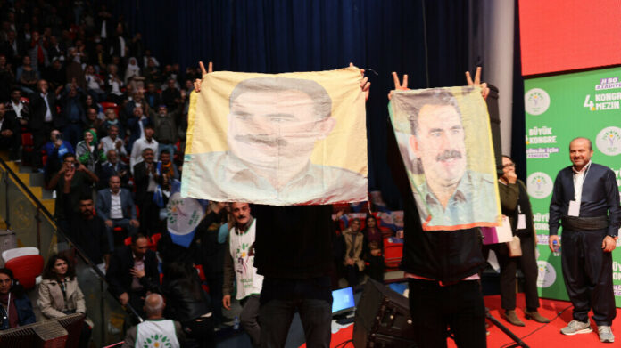 Après le congrès du Parti de la Gauche Verte à Ankara, au cours duquel le parti a été rebaptisé HEDEP, quatre individus ont été placés en garde à vue sur ordre du procureur général en raison de leur affichage de banderoles à l'effigie d'Abdullah Öcalan.