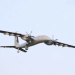 Un enfant et une femme blessés dans une frappe de drone turque au nord de la Syrie À Dêrik, dans le nord de la Syrie, une maison a été ciblée ce matin par une frappe de drone turque. Une femme et un enfant blessés