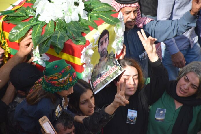 Des milliers de personnes ont participé aux funérailles de Ferhad Dêrik, commandant des FDS assassiné par une frappe de drone turque à Dêrik