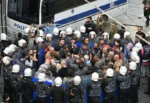 Répression policière lors de la manifestation des Mères du Samedi à Istanbul : 26 arrestations Le 969e rassemblement des Mères du Samedi à Istanbul s'est terminé par une intervention brutale de la police, aboutissant à l'arrestation de 26 personnes.