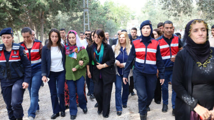 L'ancienne coprésidente du HDP Figen Yüksekdağ a assisté aux funérailles de son frère à Adana, accompagnée de gardes
