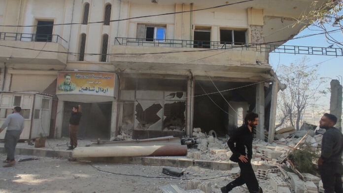 Au moins trois personnes ont été blessées vendredi par une explosion survenue dans un bâtiment qui héberge le Conseil des jeunes de Manbij