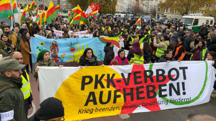 Le 26 novembre marquera le trentième anniversaire de l’interdiction des activités du Parti des travailleurs du Kurdistan (PKK) en Allemagne. Pour cette occasion, une manifestation contre cette interdiction se déroule aujourd’hui à Berlin.
