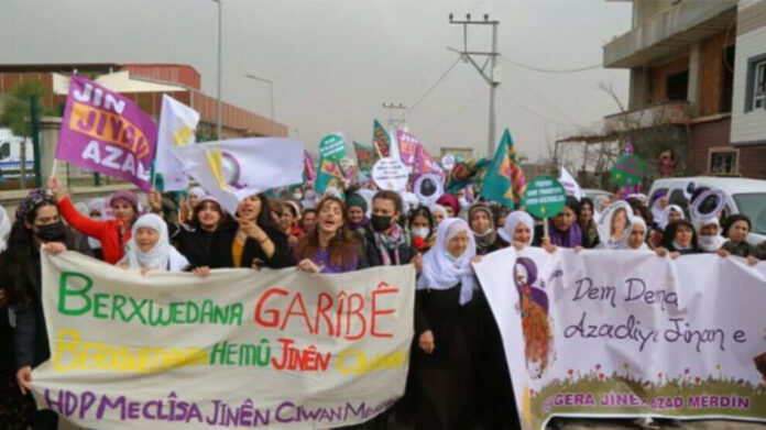 La politicienne du HDP Yüksel Oğuz a attiré l'attention sur la surveillance policière constante à l’approche du 25 novembre en Turquie