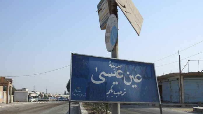 Un village de la région d’Aïn Issa, dans le nord de la Syrie, a été secoué jeudi par des tirs de mortier des forces turco-djihadistes