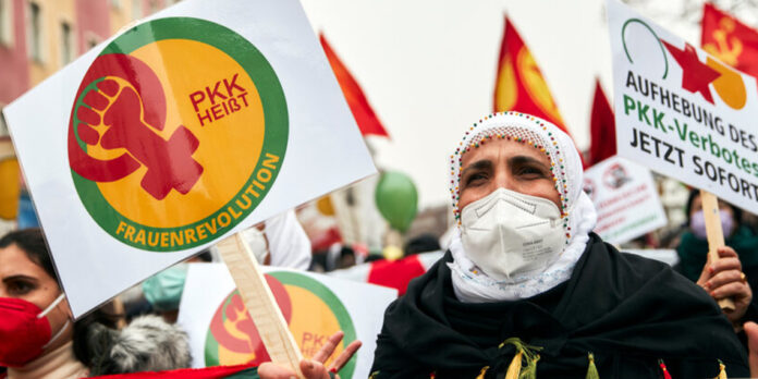 Trente ans après l'interdiction du Parti des travailleurs du Kurdistan (PKK) par le gouvernement allemand, les répercussions sur la communauté kurde demeurent prégnantes.