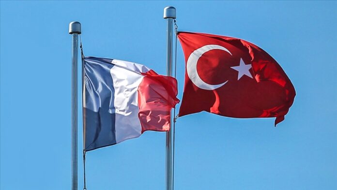 L'activité souterraine de la Turquie en France, comme révélée par un rapport parlementaire récent, soulève des préoccupations grandissantes au sein des services de renseignement français, en particulier face aux tentatives d'Ankara d'exercer une influence politique et idéologique sur la diaspora turque en France.