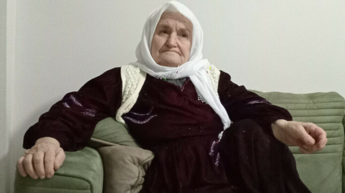 Makbule Özer, vieille dame qui se déplace en fauteuil roulant, doit retourner en prison suite à un certificat d’aptitude délivré par l’institut turc de médecine légale.