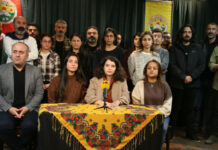 Les autorités turques interdisent le concert du 32e anniversaire d’un centre culturel kurde Le Centre Culturel de Mésopotamie (MKM) a annoncé qu'il ne reconnaît pas l'interdiction imposée par les autorités turques sur son concert du 32e anniversaire, prévu initialement au Centre des Arts de la Scène Yahya Kemal Beyatlı à Küçükçekmece, Istanbul. En réponse, le MKM a programmé des concerts alternatifs dans les bâtiments des associations de district du parti DEM à Bağcılar et Sancaktepe, aujourd'hui à 18h00, invitant le public à y assister.