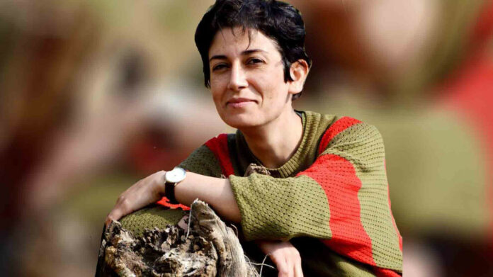 Pakhshan Azizi, militante kurde et ancienne prisonnière politique, sera jugée dans les prochaines semaines par le Tribunal révolutionnaire islamique de Téhéran, selon la notification qu'elle a reçue. Diplômée en travail social de l'Université Allameh Tabatabaei à Téhéran, Azizi est actuellement détenue en détention provisoire dans le quartier des femmes de la prison d'Evin à Téhéran, rapporte le Réseau des droits humains du Kurdistan (KHRN).