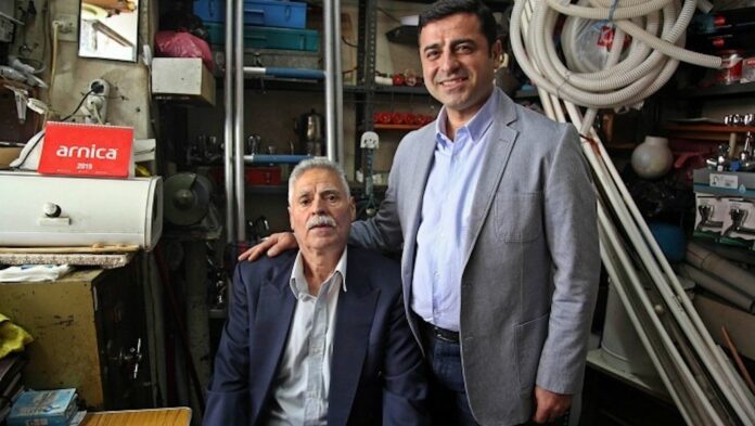 Le père de l'ancien co-président du Parti Démocratique des Peuples (HDP), Selahattin Demirtaş, Tahir Demirtaş, est décédé tôt ce matin. 