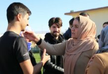 Retour d’un jeune yézidi à Shengal après neuf ans de captivité par l’EI Rojîn Hedad, un jeune Yézidi capturé par l'Etat islamique à l'âge de 8 ans en 2014, a enfin retrouvé sa liberté et est revenu chez lui à Shengal ce vendredi.