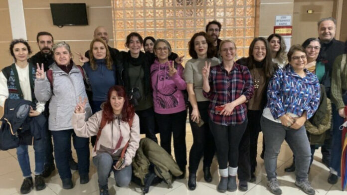 Six journalistes femmes étaient jugées aujourd’hui à Istanbul pour avoir protesté contre la répression à l’égard des médias kurdes.