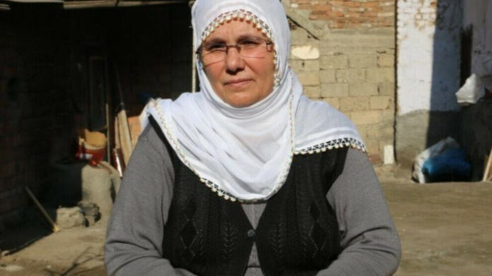 Halise Aksoy, la mère du combattant kurde décédé Agit Ipek, est en prison depuis près de neuf mois pour avoir réclamé des funérailles dignes.