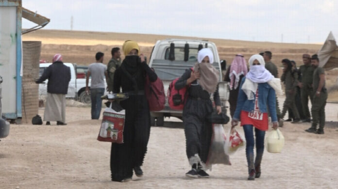 En date du 22 janvier, 130 réfugiés syriens supplémentaires ont été installés à Girê Spî (Tall Abyad), une région sous occupation turque, dans le cadre des politiques de nettoyage ethnique et de changement démographique menées par l'État turc. Selon des sources locales, ces réfugiés ont été transférés de la Turquie vers Girê Spî via un poste frontalier et confiés à des groupes armés locaux pour être installés dans des habitations urbaines.