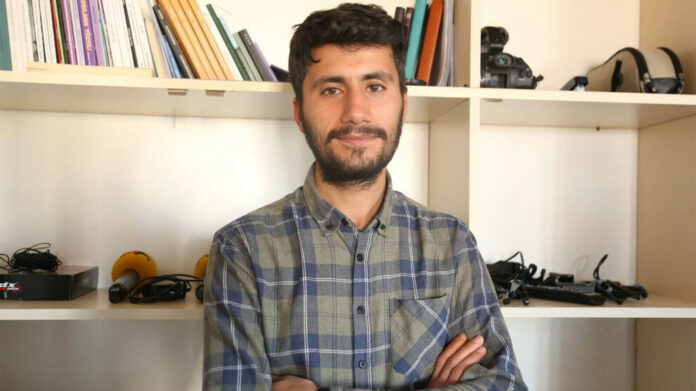 Arrêté ce matin, Mahmut Altıntaş, journaliste de l’agence de presse kurde Mezopotamya, a été violemment agressé par cinq policiers