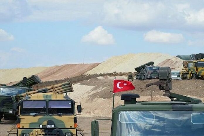 L'État turc poursuit son expansion militaire dans la région kurde d'Irak avec l'établissement d'une nouvelle base militaire dans la région de Duhok.