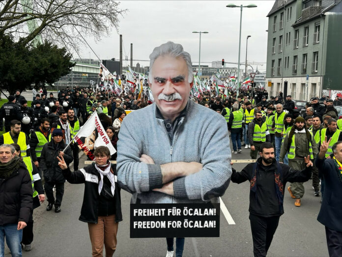 Plus de cent mille personnes défilent dans les rues de Cologne, en signe de protestation contre ce qu’ils qualifient de “conspiration internationale” visant le leader kurde, Abdullah Öcalan, et exigent sa libération physique.