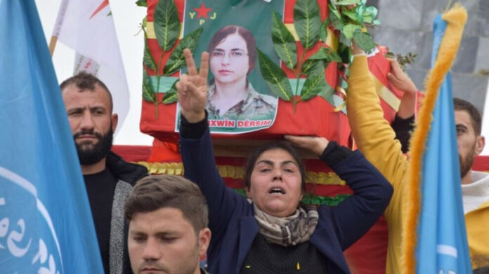 Sorxwin Rojhilat, une des deux commandantes des YPJ tuées dans l’attaque de drone turque à Qamishlo il y a deux jours, a été inhumée à Kobanê.