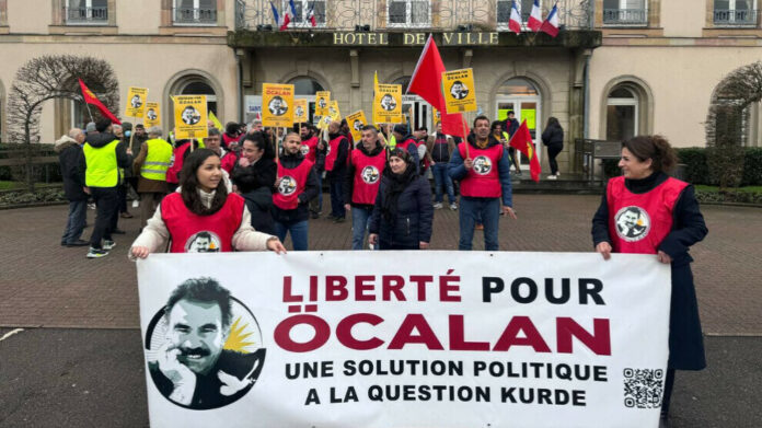 Une centaine de militants marchent depuis 25 jours pour la libération d’Öcalan. Ils doivent atteindre aujourd’hui Strasbourg