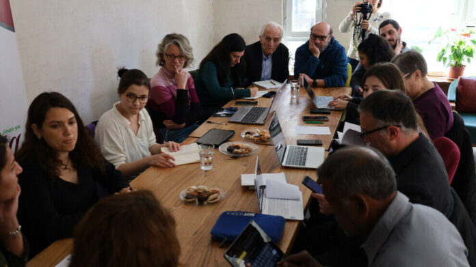 Une délégation internationale de juristes a rencontré à Diyarbakir les avocats de l'ÖHD ainsi que l’association des femmes Rosa