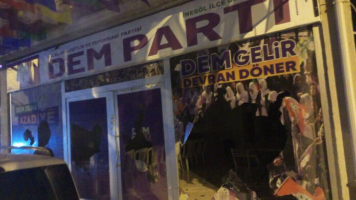 Un bureau du Dem a été vandalisé la nuit dernière dans la province turque de Bursa. L’assaillant a également agressé un militant du parti