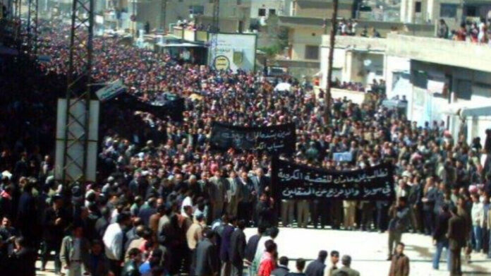 Le 12 mars 2004, un soulèvement a éclaté à Qamishlo, qui s'est rapidement propagé à l'ensemble du Rojava/nord de la Syrie