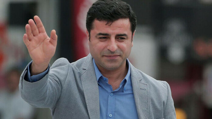 L’ancien coprésident du HDP Selahattin Demirtaş a refusé de se soumettre à une mesure humiliante ordonnée par le ministère turc de la Justice
