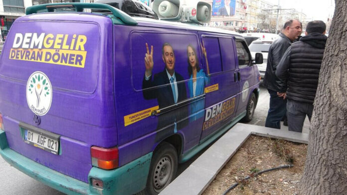 Un véhicule de campagne du parti DEM a été la cible d’une attaque à l'arme à feu dans la province de Kayseri. L'assaillant aurait été arrêté.