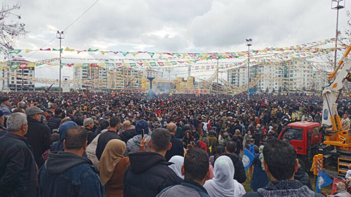 L'immense célébration du Newroz à Diyarbakir a été marquée par des appels à la libération d’Öcalan et à la résolution de la question kurde