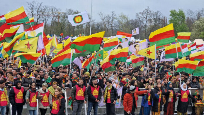 Des dizaines de milliers de Kurdes et leurs amis se sont rassemblés samedi au Rebstockpark de Francfort pour célébrer le Newroz, marquant le nouveau an kurde, le début du printemps et symbolisant la quête de liberté.