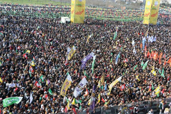 Des centaines de milliers de personnes ont récemment convergé vers les villes d'Istanbul et de Wan pour célébrer le Newroz, le nouvel an kurde, dans un élan de solidarité et d'appels à la liberté.