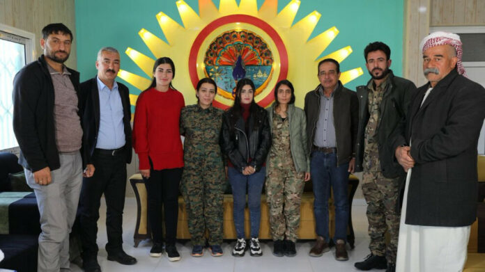Les Unités de Protection des Femmes (YPJ) et la Maison Yézidie ont aidé une jeune yézidie, Kovan Aidi Khourto, de retrouver sa famille après 10 ans d’enlèvement par l’État islamique (EI).