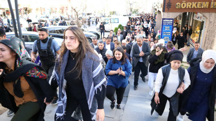 Dans le centre de Şırnak, des centaines de personnes ont défilé pour dénoncer les fraudes massives commises par le régime d’Erdogan