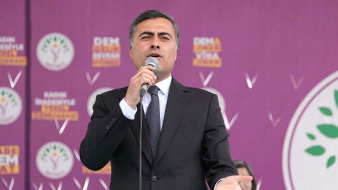 Le parti DEM a déclaré que le droit d'être élu d'Abdullah Zeydan, co-maire de la métropole de Van, a été usurpé sur ordre du ministre de la Justice, appelant le gouvernement à respecter la volonté du peuple de Van.