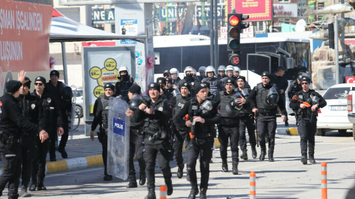 Les manifestations à Wan n’ont pas cessé depuis hier. La police turque a renforcé ses effectifs dans la ville kurde.