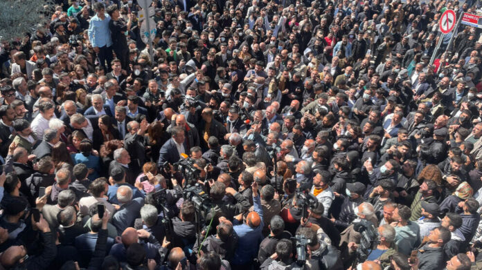 Des dizaines de milliers de personnes ont défilé aujourd’hui à Wan pour protester contre la révocation du co-maire kurde Abdullah Zeydan