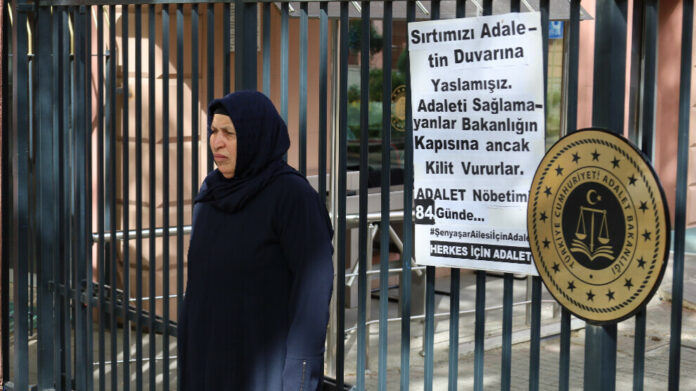 Emine Senyasar, femme kurde en quête de justice, est poursuivie en justice pour 