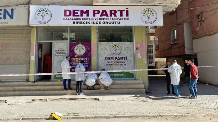 Le bureau du Parti DEM à Birecik, dans la province kurde d’Urfa, a été la cible d’une attaque armée dans la nuit de mardi à mercredi.