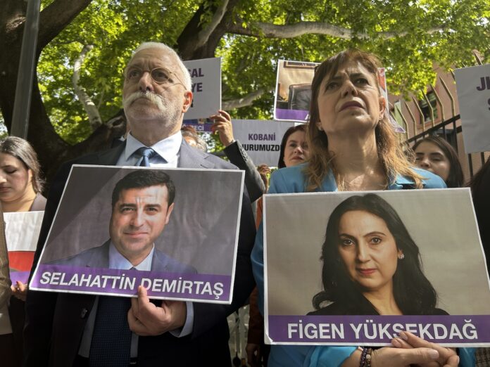 Les députés du DEM ont manifesté à Ankara pour exiger la libération des personnes condamnées dans le procès Kobanê