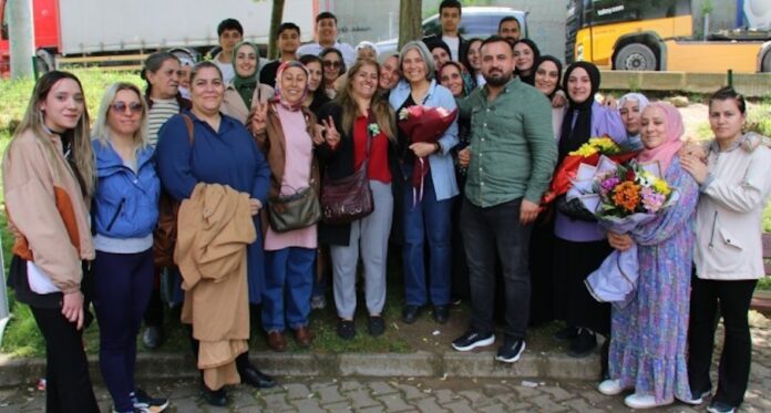Adana, Turquie - Hatice Arat, une prisonnière politique, a été libérée de la prison pour femmes de Gebze après avoir passé près de 18 années derrière les barreaux. Arrêtée en 2007 à Adana sous l'accusation de "membre d'une organisation", Mme Arat a finalement recouvré la liberté.