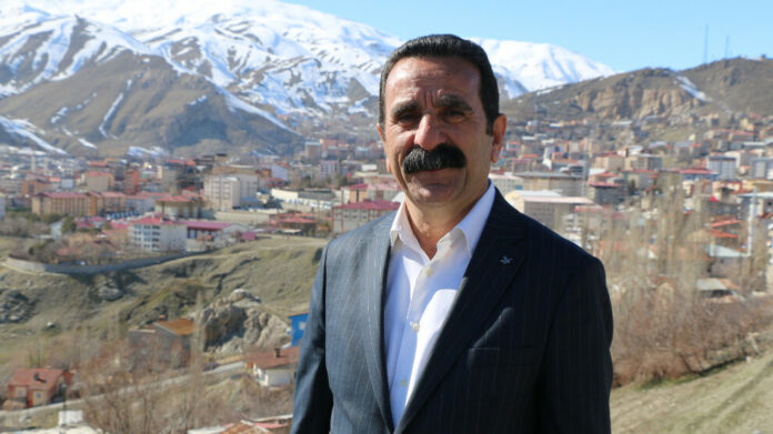 Deux jours après avoir été destitué, le co-maire de la ville de Hakkari, Mehmet Sıddık Akış, a été condamné à 19 ans et 6 mois de prison.